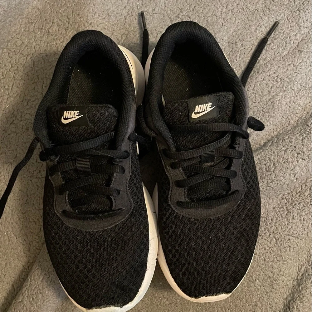 Kids Black Nikes - Picture 2 of 4